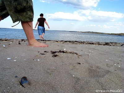 Promenera barfota i sanden