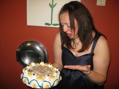 2009-02-28, Ninas födelsedagsfest - Nina får tårta